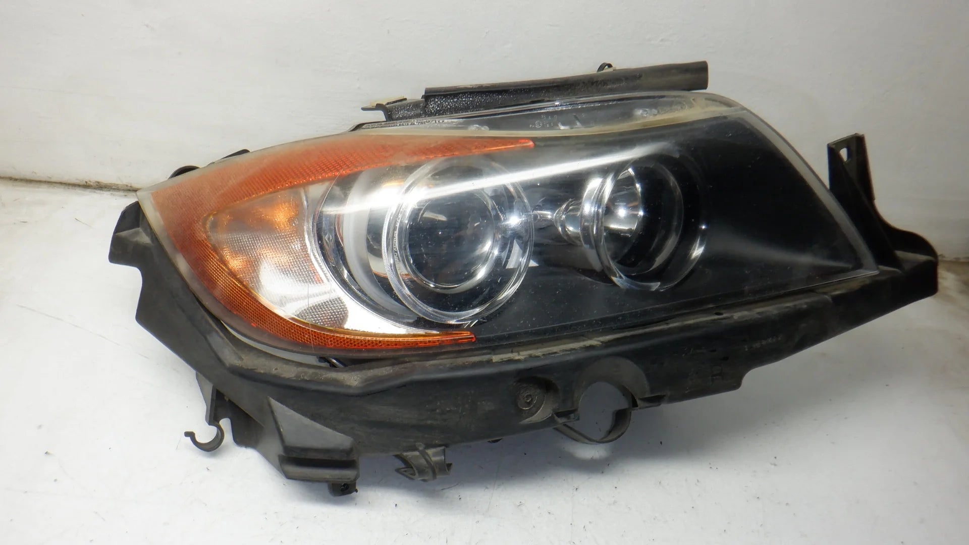 Pre-Owned 2007-2008 BMW 335 Passenger Head Light Lamp OEM LKQ - Verify Specific Vehicle Fitment In Description - (Good)