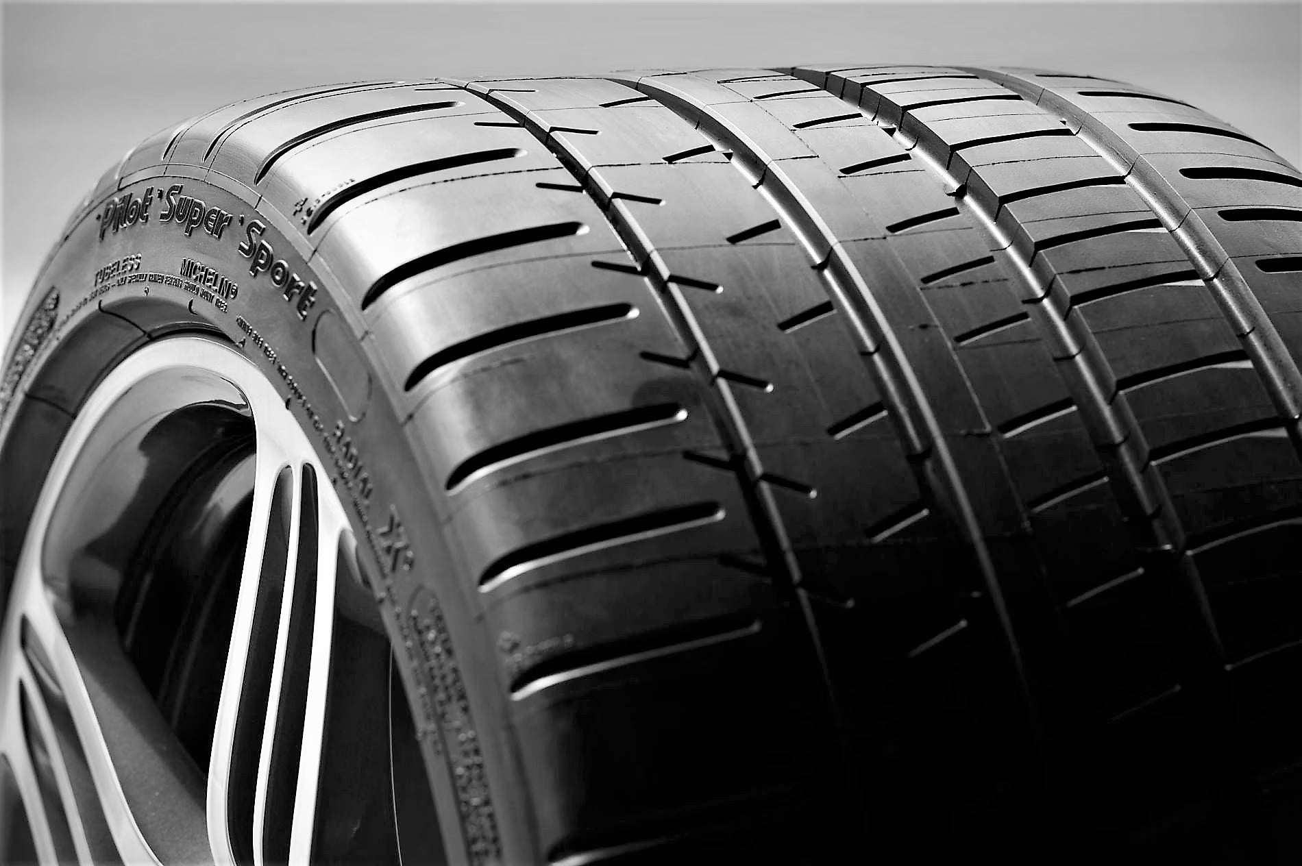 Michelin Pilot Super Sport UHP P285/35ZR19 (99Y) Passenger Tire