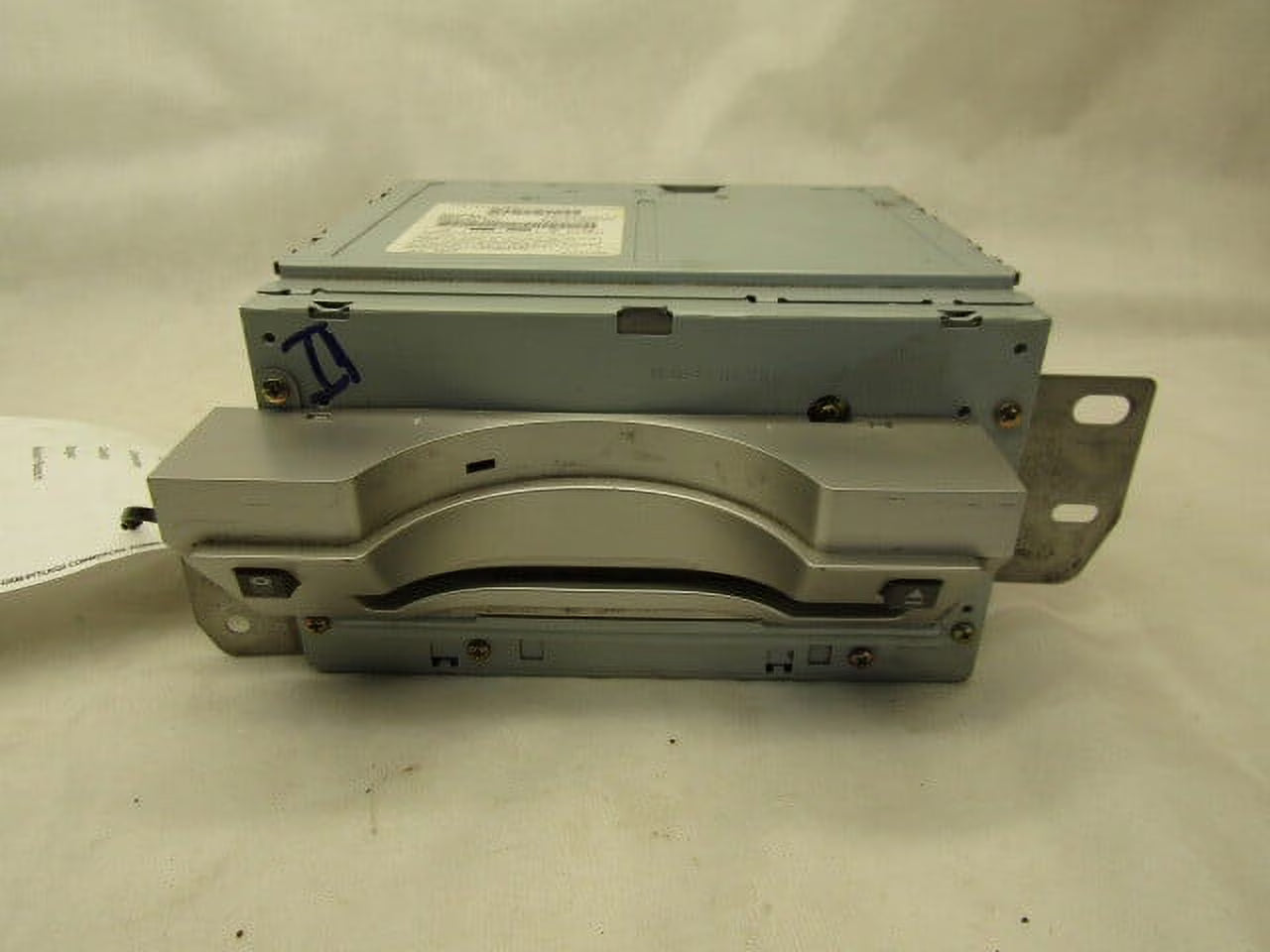 Pre-Owned 2006 Nissan Quest AM FM 6 Disc Radio Receiver OEM LKQ - Verify Specific Vehicle Fitment In Description - (Good)